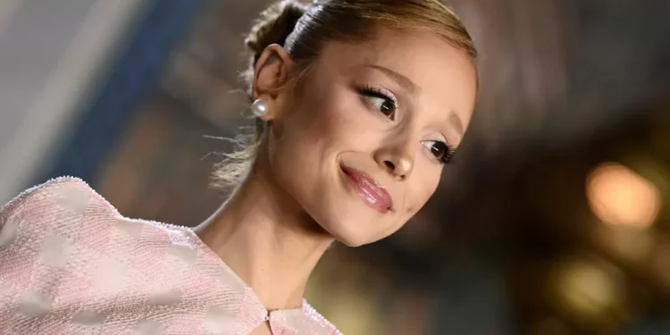 Muito além da Barbie: como Ariana Grande provou que o rosa é a cor da moda?