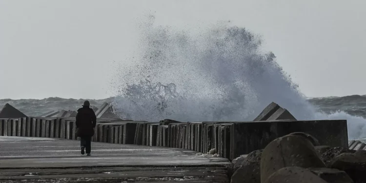 Cuidado! Sete distritos sob aviso laranja devido a agitação marítima