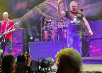 Toy volta a subir ao palco com banda de heavy metal e foi… a loucura