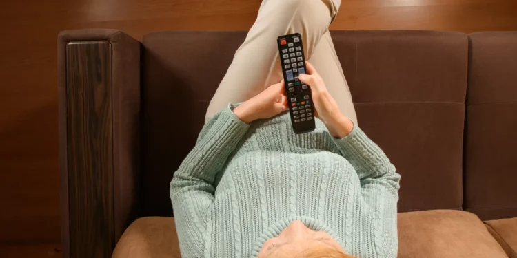 Acontece-lhe isto ao ver televisão? Cuidado, pode ser sinal de demência