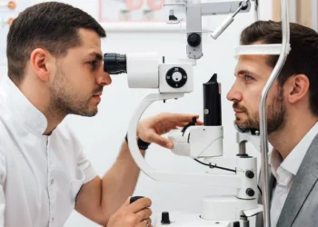 O mau hábito que afeta a sua visão sem se dar conta