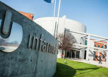 Infarmed suspende lote de medicamento usado em hospitais devido a pó