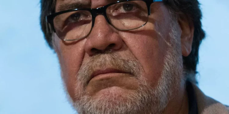 Exposição de fotografia mostra mundo íntimo de Sepúlveda além da escrita