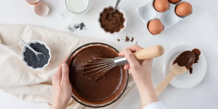 O erro que pode fazer com que um bolo fique seco (e duro)