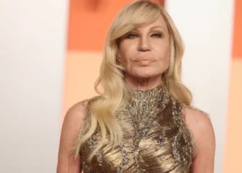 Donatella Versace deixa direção artística da marca da família; confira substituto