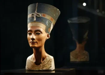 Como a rainha egípcia Nefertiti ainda inspira a moda e a beleza, mesmo após 3.300 anos?