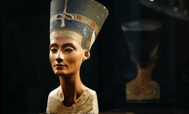 Como a rainha egípcia Nefertiti ainda inspira a moda e a beleza, mesmo após 3.300 anos?