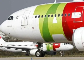 Nove tripulantes hospitalizados após inalação de gás em avião desviado