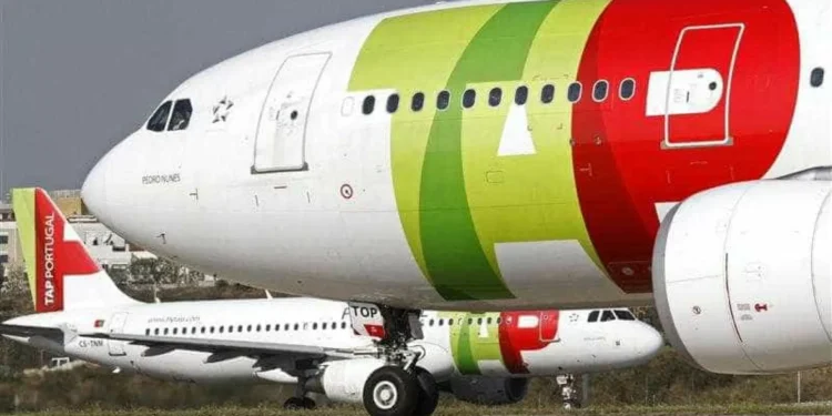 Nove tripulantes hospitalizados após inalação de gás em avião desviado