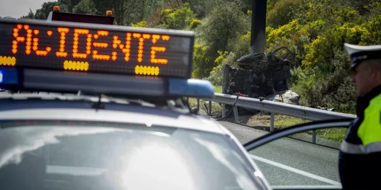 Acidente automóvel corta EN 362 nos dois sentidos em Santarém