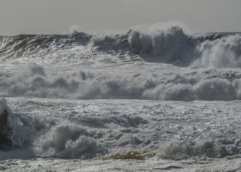 Funchal prolonga aviso de agitação marítima até final da tarde de sábado