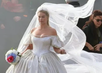 Qual o problema do vestido de noiva de Margot Robbie em “O Morro dos Ventos Uivantes”?