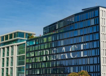 Prada negocia aquisição da Versace e valores impressionam