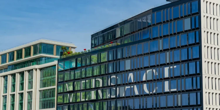 Prada negocia aquisição da Versace e valores impressionam