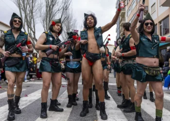 Milhares de mascarados divertem-se no Carnaval de Torres Vedras