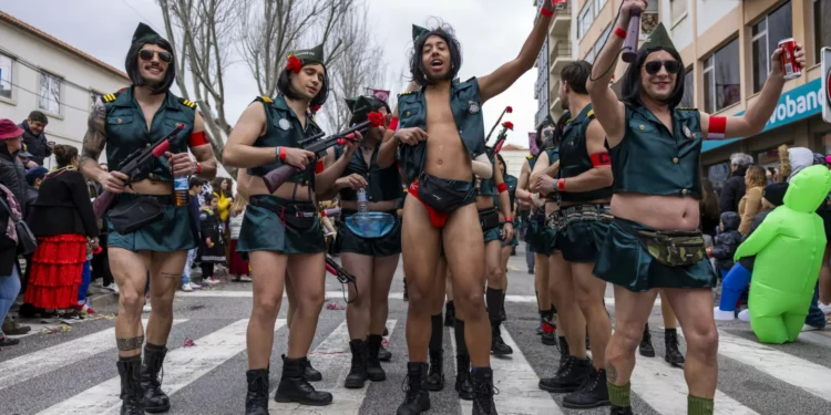 Milhares de mascarados divertem-se no Carnaval de Torres Vedras