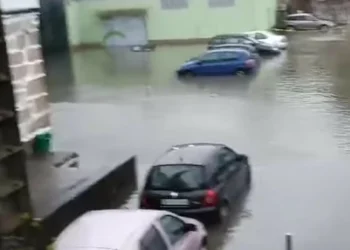 Água baixou mas continua a inundar armazéns em Leça do Balio