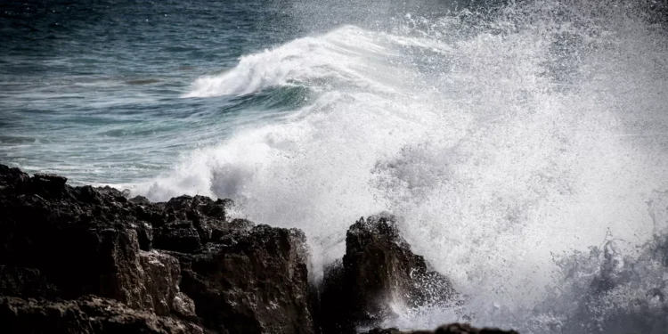 Grupos dos Açores sob aviso amarelo por vento e agitação marítima