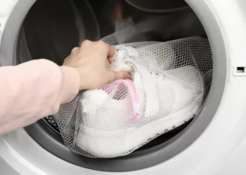 Quer lavar as sapatilhas na máquina? Siga estas instruções
