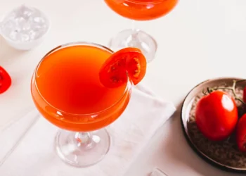 Gosta de tomate? Tem mesmo de fazer este martini