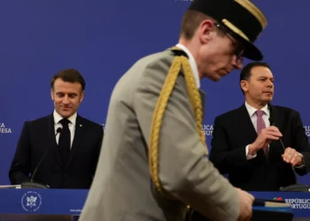 Galardões e quebra de protocolo. As fotos do 2.º dia da visita de Macron