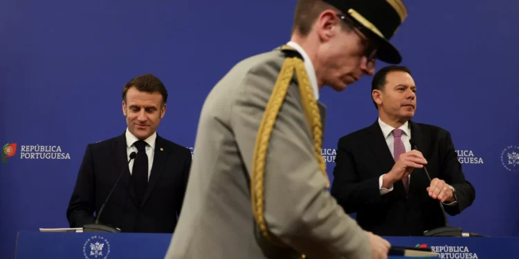 Galardões e quebra de protocolo. As fotos do 2.º dia da visita de Macron