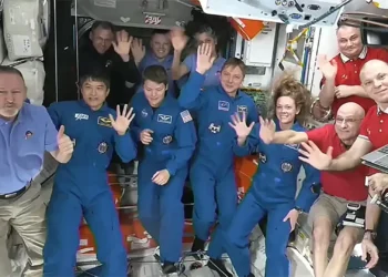 Astronautas da NASA retidos recebem os substitutos recém-chegados