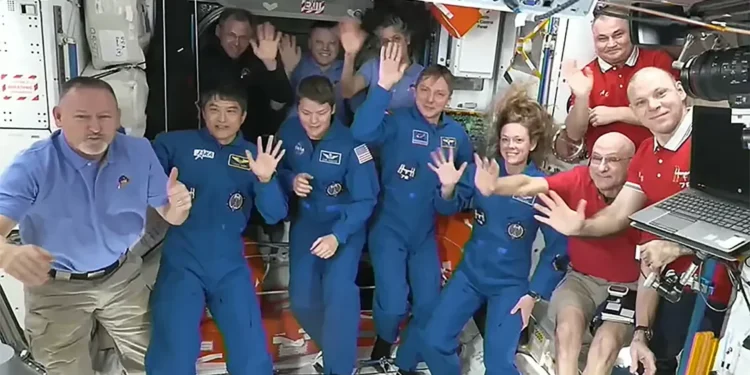 Astronautas da NASA retidos recebem os substitutos recém-chegados