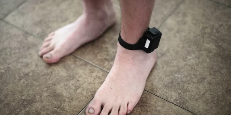 Homem acusado de violência doméstica fugiu após tirar pulseira eletrónica