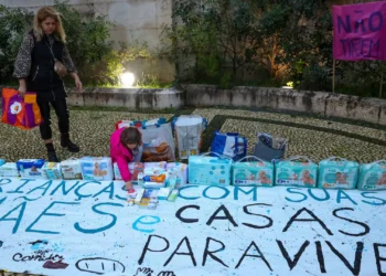 Vigília em Lisboa exige solução para mãe em risco de perder filhos por falta de casa