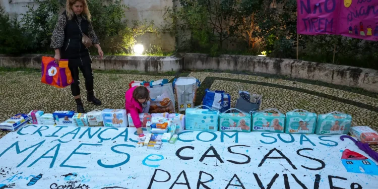 Vigília em Lisboa exige solução para mãe em risco de perder filhos por falta de casa