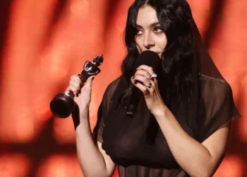 Charli XCX foi a grande vencedora dos BRIT Awards com cinco prémios