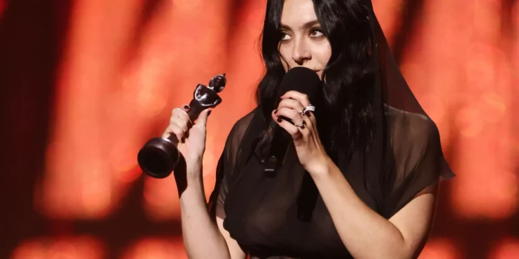 Charli XCX foi a grande vencedora dos BRIT Awards com cinco prémios