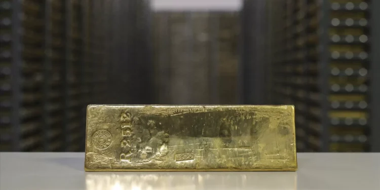 Ouro segue perto de 3 mil dólares por onça e fixa novo recorde