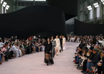 Chanel revisita códigos, traz itens urbanos e aposta em ‘toque onírico’ em Paris