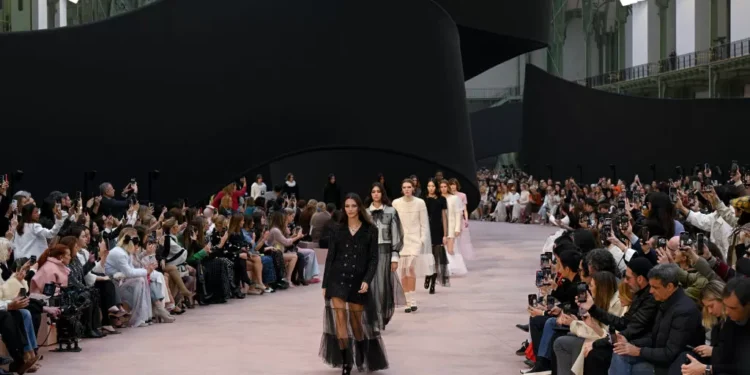 Chanel revisita códigos, traz itens urbanos e aposta em ‘toque onírico’ em Paris