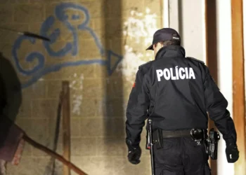 Trio detido por agredir e roubar salário a jovem de 19 anos em Cascais