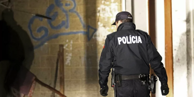 Trio detido por agredir e roubar salário a jovem de 19 anos em Cascais