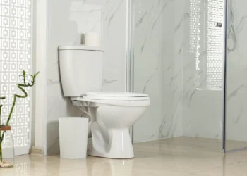 Como deixar o chão da casa de banho a brilhar e livre de bolor