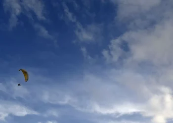 Praticante de parapente desaparecido após cair no mar em Vila do Bispo
