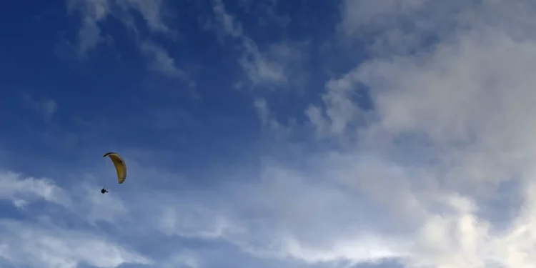 Praticante de parapente desaparecido após cair no mar em Vila do Bispo