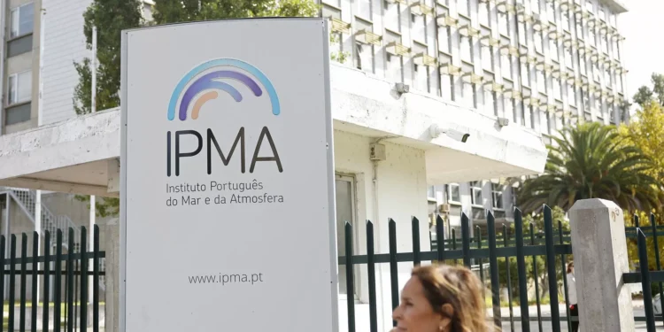 Quinze distritos de Portugal continental sob alerta laranja devido ao vento forte