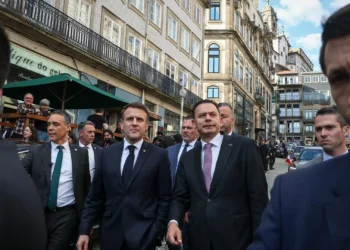 Macron fecha visita oficial no Porto agradecendo o “extraordinário acolhimento”