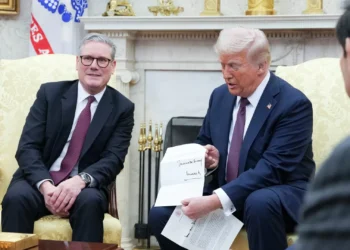 Starmer e Trump negoceiam acordo económico entre os dois países