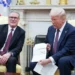 Starmer e Trump negoceiam acordo económico entre os dois países