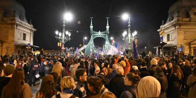 Bloqueadas estradas em Budapeste em protesto contra lei que restringe direitos LGBTQ+