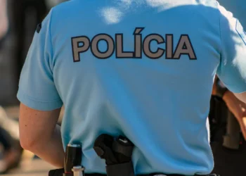 Mulher detida após agredir agente da PSP a soco num restaurante de Braga