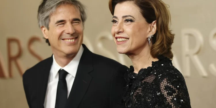 Acabou o suspense: Fernanda Torres risca o tapete vermelho do Oscar com Chanel alta-costura