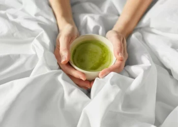 Será que devia trocar o café por matcha? Especialistas respondem