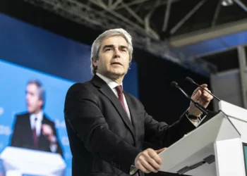 Rejeição de moção de confiança assegura “divórcio com portugueses”